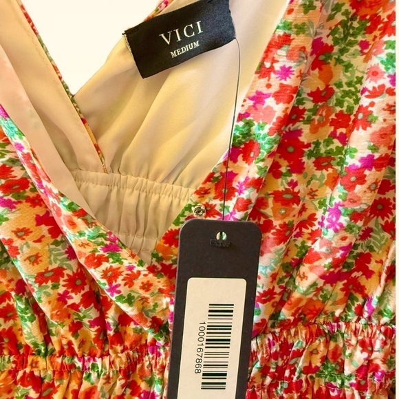 NWT Vici Mila Flared Sleeve Playsuit in White Floral Size Medium - Picture 5 of 12